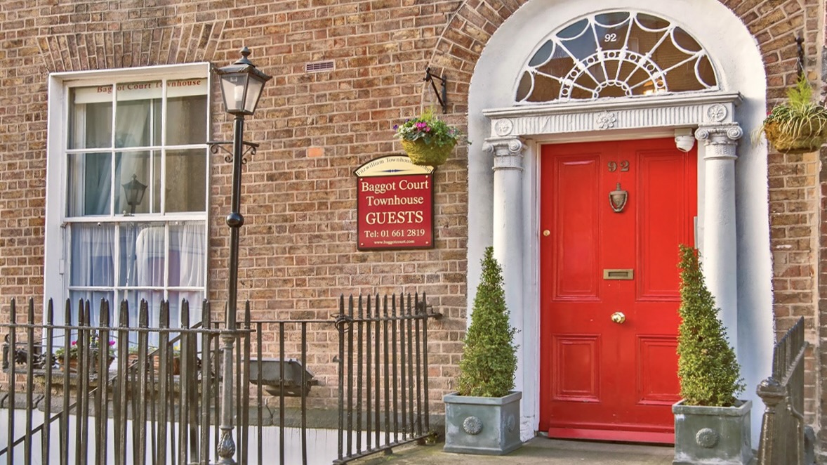 Baggot Court Townhouse Red front door at Dublin Townhouse hotels exterior